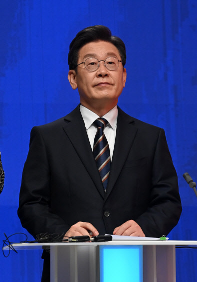 이재명 민주당 대선후보가 지난 21일 서울 마포구 MBC 미디어센터 공개홀에서 열린 중앙선거방송토론위원회 주관 토론회를 준비하고 있다. 공동취재=연합뉴스